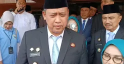 Wali Kota Bekasi, Tri Adhianto saat ditemui awak media di Plaza Pemkot Bekasi, Minggu, 19 Oktober 2025. (Sumber: Poskota/Nurpini Aulia Rapika)