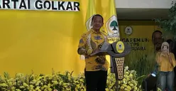 Bahlil Lahadalia saat menyampaikan sambutan di acara tasyakuran HUT ke-61 Partai Golkar di kantor DPP Golkar, Senin malam, 20 Oktober 2025. (Sumber: POSKOTA | Foto: Pandi Ramedhan)