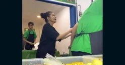 Tangkap layar video Karina Ranau, istri Epy Kusnandar berdebat dengan seseorang yang diduga preman.