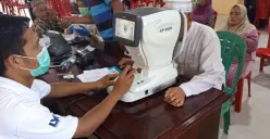 Ratusan warga di Kecamatan Karang Tanjung, Kabupaten Pandeglang, saat antre pemeriksaan kesehatan mata. (Sumber: Dok. Tim Boedak Saung)