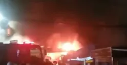 Warga menyaksikan kobaran api saat kebakaran terjadi di Jalan Mandala, Ciparigi, Kota. Bogor. (Sumber: Istimewa)