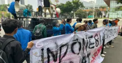 Sejumlah mahasiswa memadati kawasan Jalan Medan Merdeka Selatan, Gambir, Jakarta Pusat, Senin, 20 Oktober 2025. (Sumber: Poskota/Pandi Ramedhan)