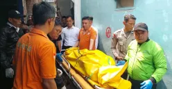 Polisi mengevakuasi jasad wanita ditemukan tewas di dalam rumah, Jalan Lembur Sawah, Kecamatan Cimahi Selatan, Kota Cimahi, Senin, 20 Oktober 2025. (Sumber: Poskota/Gatot Poedji Utomo)