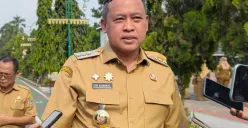Wali Kota Bekasi, Tri Adhianto menyampaikan persiapan menghadapi efisiensi anggaran dari pemerintah pusat, Senin, 20 Oktober 2025. (Sumber: Poskota/Nurpini Aulia Rapika)