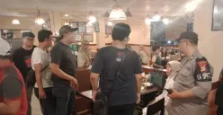 Petugas berwenang mendatangi lokasi pencurian tas milik pengunjung restoran di Jalan Margonda, Kemiri Muka, Kecamatan Beji, Kota Depok. (Sumber: Dok. Polres Metro Depok)