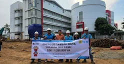 Tim PLN foto bersama perwakilan Yayasan Pendidikan Cinta Mulia Chongmian berfoto usai penyalaan listrik untuk pembangunan Gedung Sekolah Cinta Mulia-Chong Mian tahap 2 di Jakarta Barat. (Sumber: Dok. PLN UID Jakarta Raya)