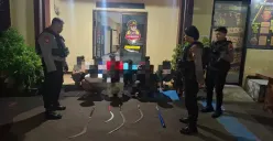 Sembilan remaja bersama barang bukti berupa sejumlah senjata tajam digelandang ke Polsek Beji. (Sumber: Polres Metro Depok)