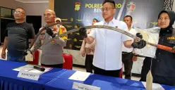 Kapolres Metro Bekasi, Kombespol Mustofa, menunjukkan barang bukti kasus pengeroyokan yang menyebabkan seorang siswa SMA tewas di Cikarang Utara. (Sumber: POSKOTA | Foto: Nurpini Aulia Rapika)