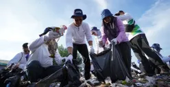 Kegiatan Beach Clean Up yang merupakan rangkaian GoZero% Goes to Makassar di pesisir Pantai Barombong dan Pantai Galesong pada Sabtu, 18 Oktober 2025. (Sumber: Corcom Telkom)
