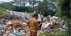 Petugas DLH Kabupaten Bogor menyegel dua TPS ilegal di kawasan Kecamatan Cibinong. (Sumber: Dok DLH Kabupaten Bogor)