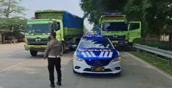 Petugas kepolisian menghadang kendaraan angkutan tambang yang beroperasi di luar jam operasional di wilayah Kabupaten Serang. (Sumber: Dok. Polres Serang)