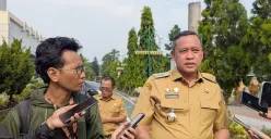 Wali Kota Bekasi, Tri Adhianto, menjelaskan Pemkot telah menetapkan Status Siaga Darurat Bencana Banjir, Cuaca Ekstrem, dan Tanah Longsor hingga 30 April 2026. (Sumber: Poskota/Nurpini Aulia Rapika)