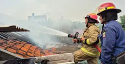 Petugas damkar berjibaku memadamkan api yang melahap rumah kontrakan di Kampung Kebantenan, Kelurahan Jatiasih, Kecamatan Jatiasih, Kota Bekasi pada Selasa, 21 Oktober 2025. (Sumber: Dok Disdamkarmat Kota Bekasi)