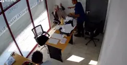 Tangkap layar rekaman CCTV yang memperlihatkan momen saat RD diduga mendapat kekerasan dan pelecehan verbal maupun fisik dari atasannya, KP, di kantor SPPG, Kecamatan Jatiasih, Kota Bekasi.