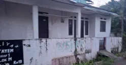 Kondisi rumah kontrakan yang ditempati oleh orang tua yang tega menganiaya anaknya hingga meninggal di Perumahan Griya Citayam Permai Tahap 1, Kecamatan Bojonggede, Kabupaten Bogor. (Sumber: POSKOTA | Foto: Angga Pahlevi)