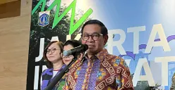 Gubernur Jakarta, Pramono Anung saat menyampaikan pernyataan kepada awak media di Thamrin, Jakarta Pusat, Selasa 21 Oktober 2025. (Sumber: POSKOTA | Foto: M Tegar Jihad)