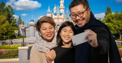 Hasil edit prompt Gemini AI terbaru foto keluarga liburan di Disneyland. (Sumber: Freepik)