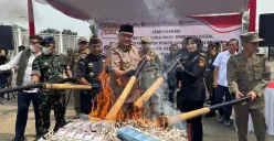 Bupati Bogor bersama Kakanwil DJBC musnahkan 1.8 juta batang rokok ilegal di Cibinong, Kabupaten Bogor, Selasa, 21 Oktober 2025. (Sumber: Poskota/Giffar Rivana)