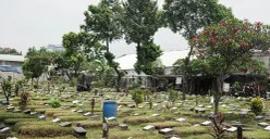 Petugas Suku Dinas Pertamanan dan Hutan Jakarta Selatan membersihkan salah satu makam di Tempat Pemakaman Umum (TPU) Grogol Selatan, Jakarta, Selasa, 21 Oktober 2025. (Sumber: Poskota/Bilal Nugraha Ginanjar)