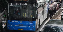 Pemprov DKI Jakarta akan menaikkan tarif Transjakarta Rp5.000. 
(Sumber: Poskota/Bilal Nugraha Ginanjar)