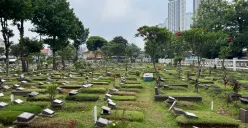 Suasana pemakaman di TPU Grogol Selatan, Kebayoran Lama, Jakarta Selatan, Selasa, 21 Oktober 2025. (Sumber: Poskota/Pandi Ramedhan)