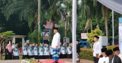 Wali Kota Depok, Supian Suri menggunakan bajo koko bersarung mengambil apel Hari Santri Nasional 2025 di Lapangan Balai Kota Depok. (Sumber: Poskota/Angga Pahlevi)