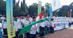 Ribuan santri saat mengikuti upacara HSN 2025 di Alun-Alun Pandeglang, Rabu, 22 Oktober 2025. (Sumber: Poskota/Samsul Fatoni)
