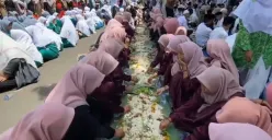 Ribuan santri menyantap hidangan liewat dalam peringatan HSN di Alun-Alun Rangkasbitung, Kabupaten Lebak, Rabu, 22 Oktober 2025. (Sumber: Poskota/Samsul Fatoni)