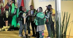 Ketua Umum Partai Golkar, Bahlil Lahadalia, memberikan hadiah umrah gratis kepada lima driver ojol wanita, Rabu, 22 Oktober 2025. (Sumber: POSKOTA | Foto: Pandi Ramedhan)