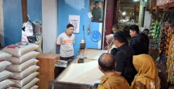 Diskoperindag Pandeglang melakukan sidak harga beras di Pasar Badak, Rabu, 22 Oktober 2025. (Sumber: Dok. Diskoperindag Pandeglang)