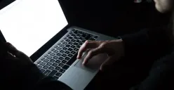 Cara browsing aman anonim tanpa VPN pakai proxy croxy. (Sumber: Freepik)