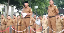 Bupati Bekasi, Ade Kuswara Kunang, saat memimpin apel ASN lingkungan Pemkab Bekasi. (Sumber: Pemkab Bekasi)
