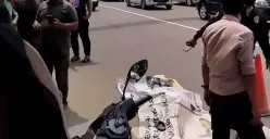 Warga menutup korban meninggal yang terlindas truk di Jalan Cileungsi-Jonggol. (Sumber: Istimewa)