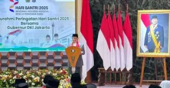 Gubernur Jakarta, Pramono Anung menyampaikan sambutan dalam Hari Santri 2025 di Balai Kota Jakarta, Rabu, 22 Oktober 2025. (Sumber: Poskota/M. Tegar Jihad)