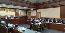 Majelis hakim memeriksa lima terdakwa kasus dugaan korupsi atas vonis lepas migor di sidang Pengadilan Tipikor Jakarta Pusat. (Sumber: Poskota/Ramot Sormin)