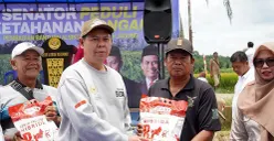 Ketua DPD RI, Sultan B Najamudin (kiri) menyerahkan bantuan benih jagung unggul dan alat mesin pertanian kepada kelompok tani di Kabupaten Mokumoku, Bengkulu. (Sumber: Istimewa)