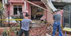Lokasi rumah yang meledak akibat tabung gas bocor hingga menyebabkan dua orang luka di Komplek Taman Palem, Cengkareng, Jakarta Barat, Rabu, 15 Oktober 2025. (Sumber: Poskota/Pandi Ramedhan)
