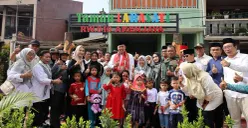 Wali Kota Bekasi, Tri Adhianto, didampingi sejumlah pejabat dan tokoh masyarakat, meresmikan Taman Larasati di RW 16, Kelurahan Aren Jaya, Kecamatan Bekasi Timur, Rabu 22 Oktober 2025. (Sumber: Dok Humas Pemkot Bekasi)