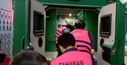 Tiga tersangka korupsi kredit LPEI saat digelandang ke mobil tahanan. (Sumber: POSKOTA | Foto: Ali Mansur)