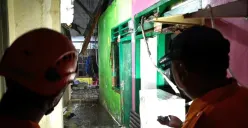 Petugas meninjau rumah rusak di Kelurahan Bintara, Kecamatan Bekasi Barat, Kota Bekasi, Rabu, 22 Oktober 2025. (Sumber: Dok. BPBD Kota Bekasi)