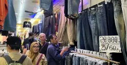 Suasana di lokasi penjualan pakaian bekas atau thrifting di Pasar Senen, Jakarta Pusat, Kamis, 23 Oktober 2025. (Sumber: Poskota/Pandi Ramedhan)