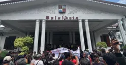 Ratusan sopir angkot berunjuk rasa di Balai Kota Bogor, Paledang, Kecamatan Bogor Tengah, Kamis, 23 Oktober 2025. (Sumber: Poskota/Giffar Rivana)