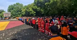 Apel siaga darurat bencana diikuti berbagai instansi di halaman Kantor Pemkot Bekasi, Kamis, 23 Oktober 2025. (Sumber: Poskota/Nurpini Aulia Rapika)