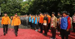 Wakil Wali Kota Bekasi, Abdul Harris Bobihoe saat memimpin Apel Kesiapsiagaan dan latihan SAR di Plaza Pemkot Bekasi. (Sumber: Dok Pemkot Bekasi)