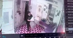 Tangkap layar rekaman CCTV aksi pencurian yang dilakukan seorang ART di Perumahan Cikarang Griya Pratama, Desa Sukamanah, Kecamatan Sukatani, Kabupaten Bekasi.