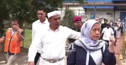 Gubernur Jawa Barat Dedi Mulyadi saat melakukan sidak ke pabrik air minum Aqua di Subang, menyoroti praktik pengambilan air tanah yang dinilai berisiko bagi lingkungan sekitar. (Sumber: Youtube/@KDM Channel)