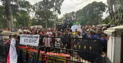 Sopir angkot melakukan aksi demonstrasi di depan Balai Kota Bogor, menolak kebijakan penghentian operasional angkutan yang sudah berusia 20 tahun pada 2026 mendatang. (Sumber: Poskota/Giffar Rivana)