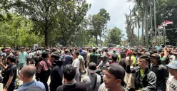 Sopir Angkot Bogor Blokade Jalan di Depan Balai Kota, Lalin Sempat Tersendat. (Sumber: Poskota/Giffar Rivana)