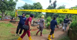 Kapolsek Bojonggede AKP Abdullah Syafiih memimpin jalannya pengamanan ekshumasi di TPU Kalang Anyar 1, dengan mengawal tim dokter forensik RS Polri Kramat Jati. (Sumber: Poskota/Angga Pahlevi)