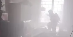 Petugas damkar melakukan pendinginan di lokasi kebakaran ruko agen J&T, Jalan Perumahan Citra 5, Jakarta Barat, Kamis, 23 Oktober 2025. (Sumber: Dok Gulkarmat Jakbar)
